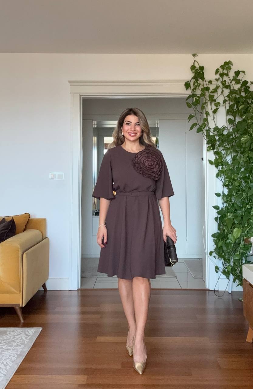 SHORT DRESS WITH LARGE FLORAL DETAIL – COCOA BROWN