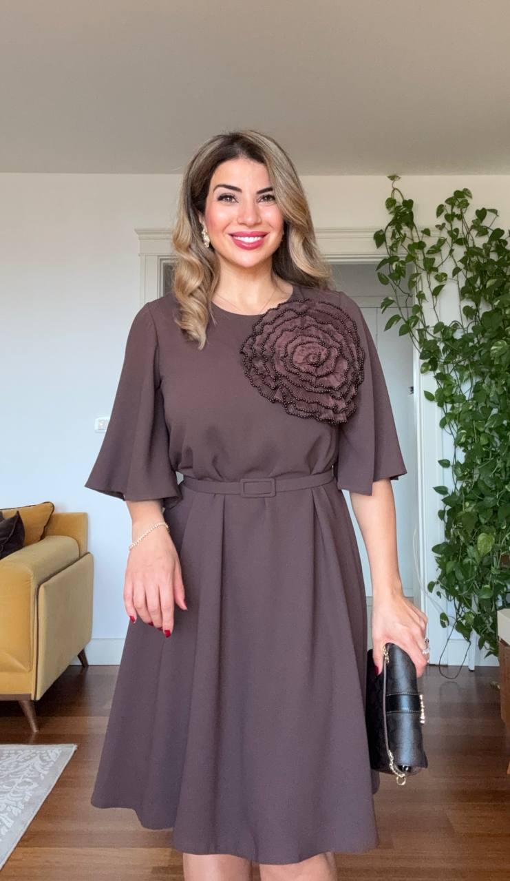 SHORT DRESS WITH LARGE FLORAL DETAIL – COCOA BROWN