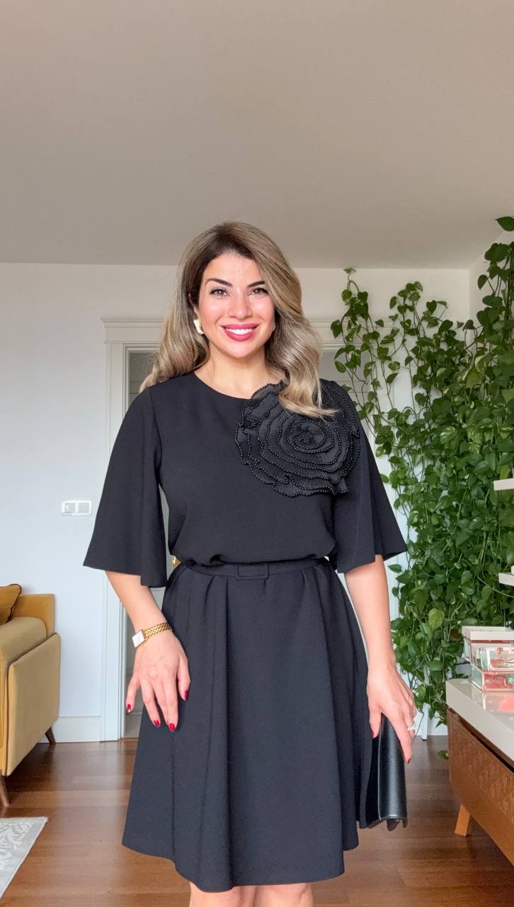 SHORT DRESS WITH LARGE FLORAL DETAIL – BLACK