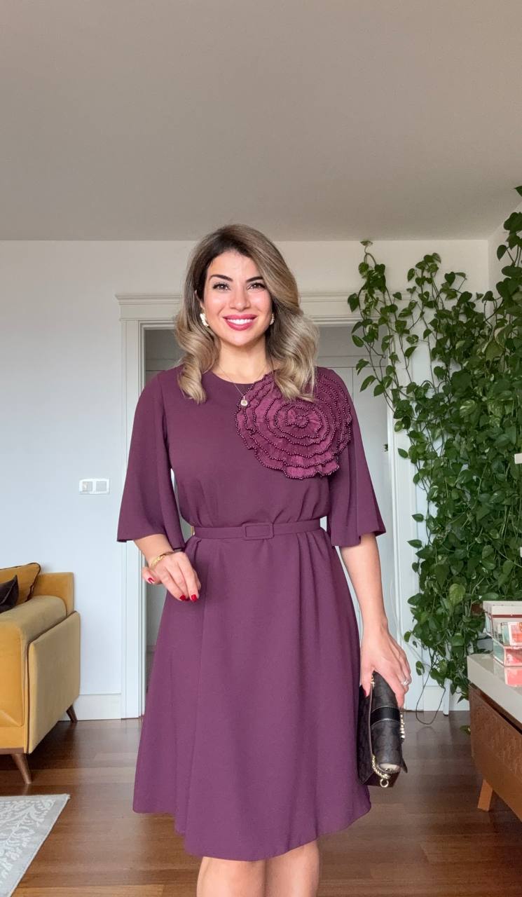 SHORT DRESS WITH LARGE FLORAL DETAIL – DEEP PLUM