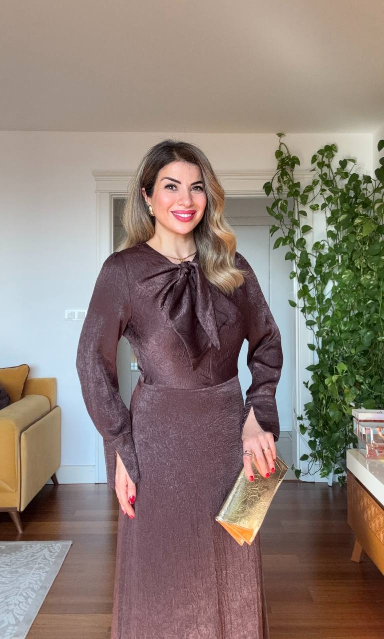 SATIN MIDI DRESS WITH BOW NECK DETAIL – BROWN