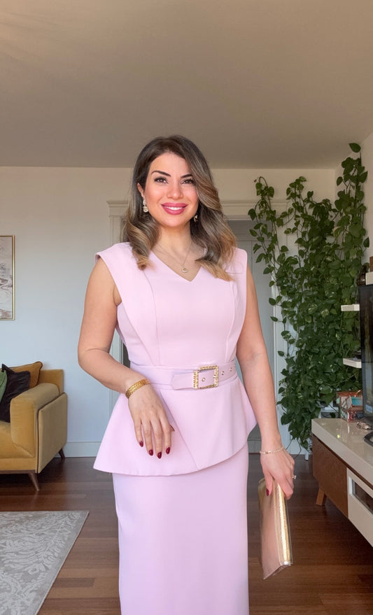 PEPLUM DRESS WITH LARGE BUCKLE BELT DETAIL - PINK