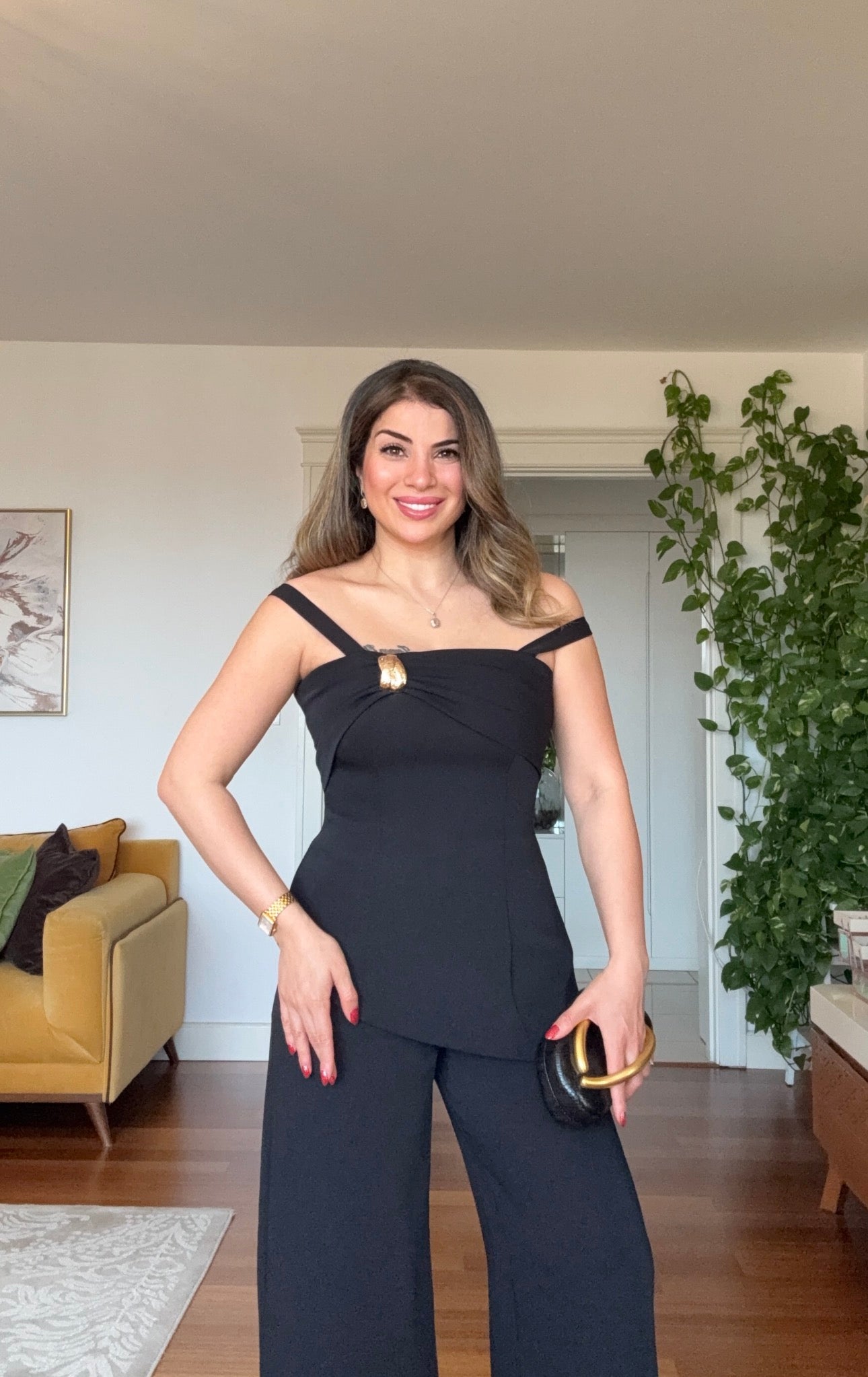 ONE-SHOULDER ASYMMETRIC CUT SET WITH GOLD BUCKLE ACCESSORY - BLACK