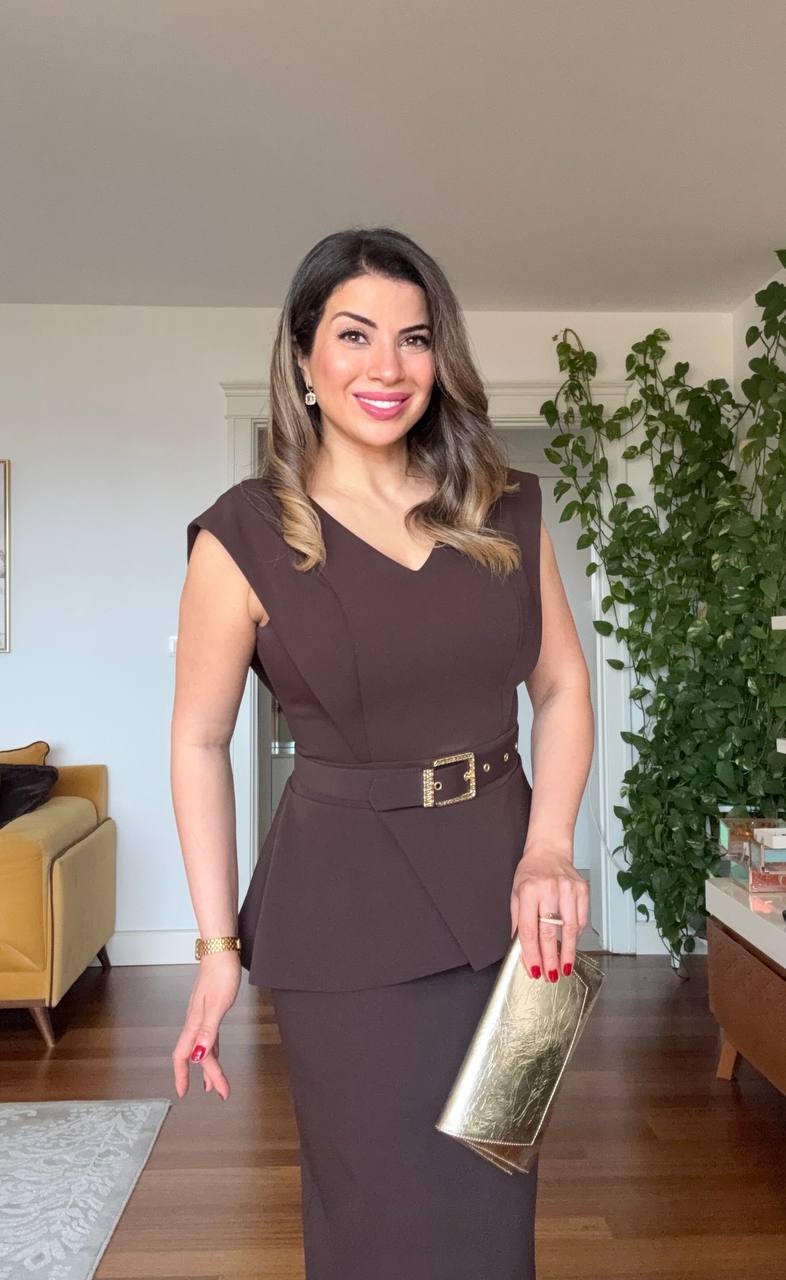 PEPLUM DRESS WITH LARGE BUCKLE BELT DETAIL - BROWN