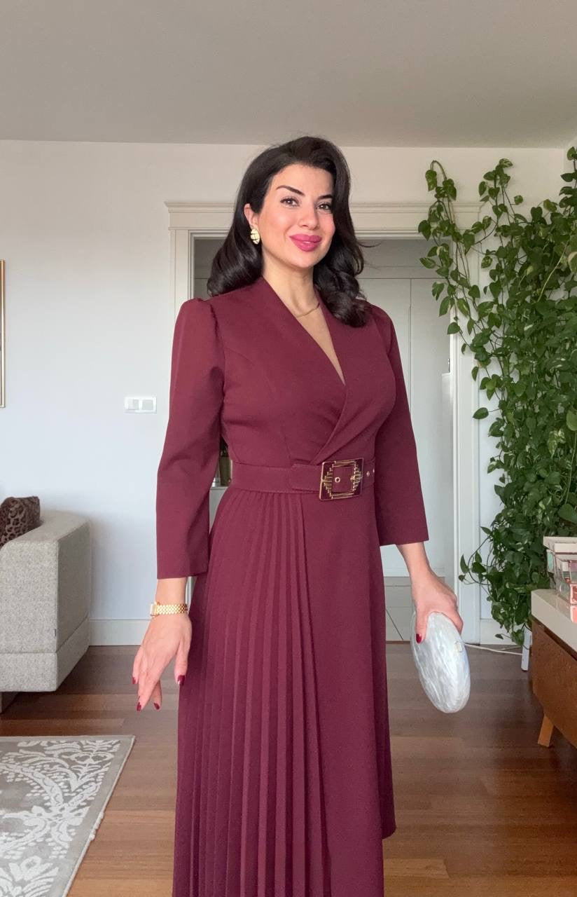 CROSSOVER V-NECK MIDI DRESS WITH PLEAT DETAIL AND BUCKLED BELT - BURGUNDY