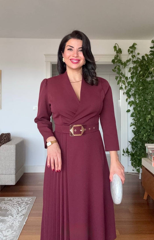 CROSSOVER V-NECK MIDI DRESS WITH PLEAT DETAIL AND BUCKLED BELT - BURGUNDY