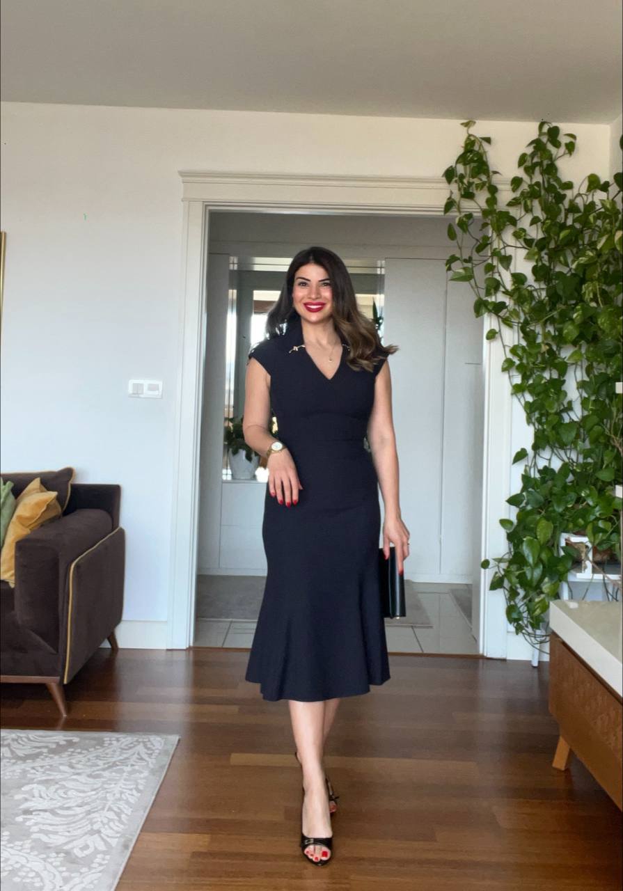BROOCH DETAIL V-NECK MIDI DRESS – BLACK