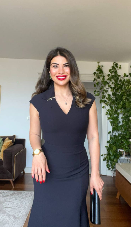 BROOCH DETAIL V-NECK MIDI DRESS – BLACK