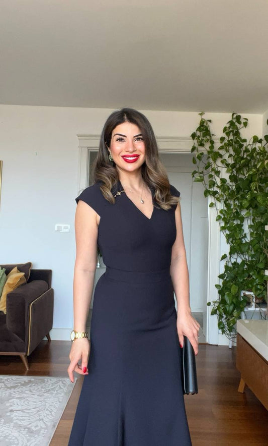 BROOCH DETAIL V-NECK MIDI DRESS – BLACK