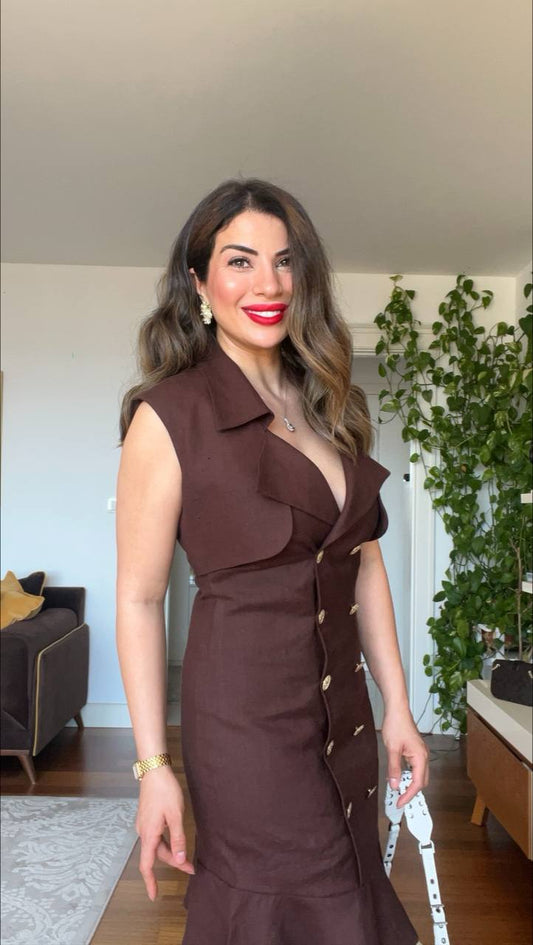 GOLD BUTTON DETAIL SLEEVELESS LINEN DRESS – BROWN