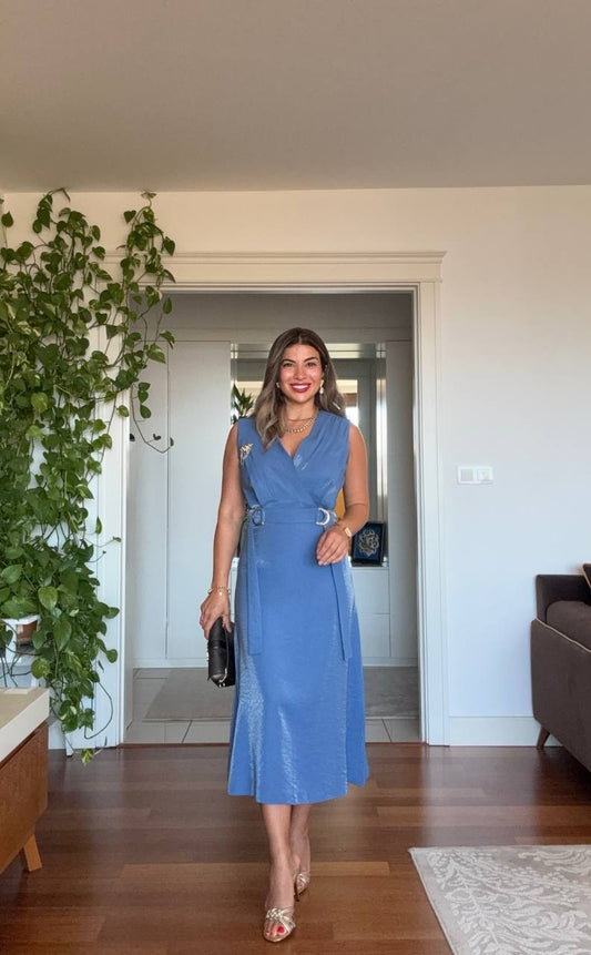 SATIN-EFFECT BELTED WRAP DRESS – BLUE