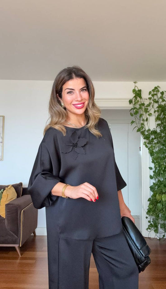 SATIN LOOK SET WITH FLORAL DETAIL - BLACK