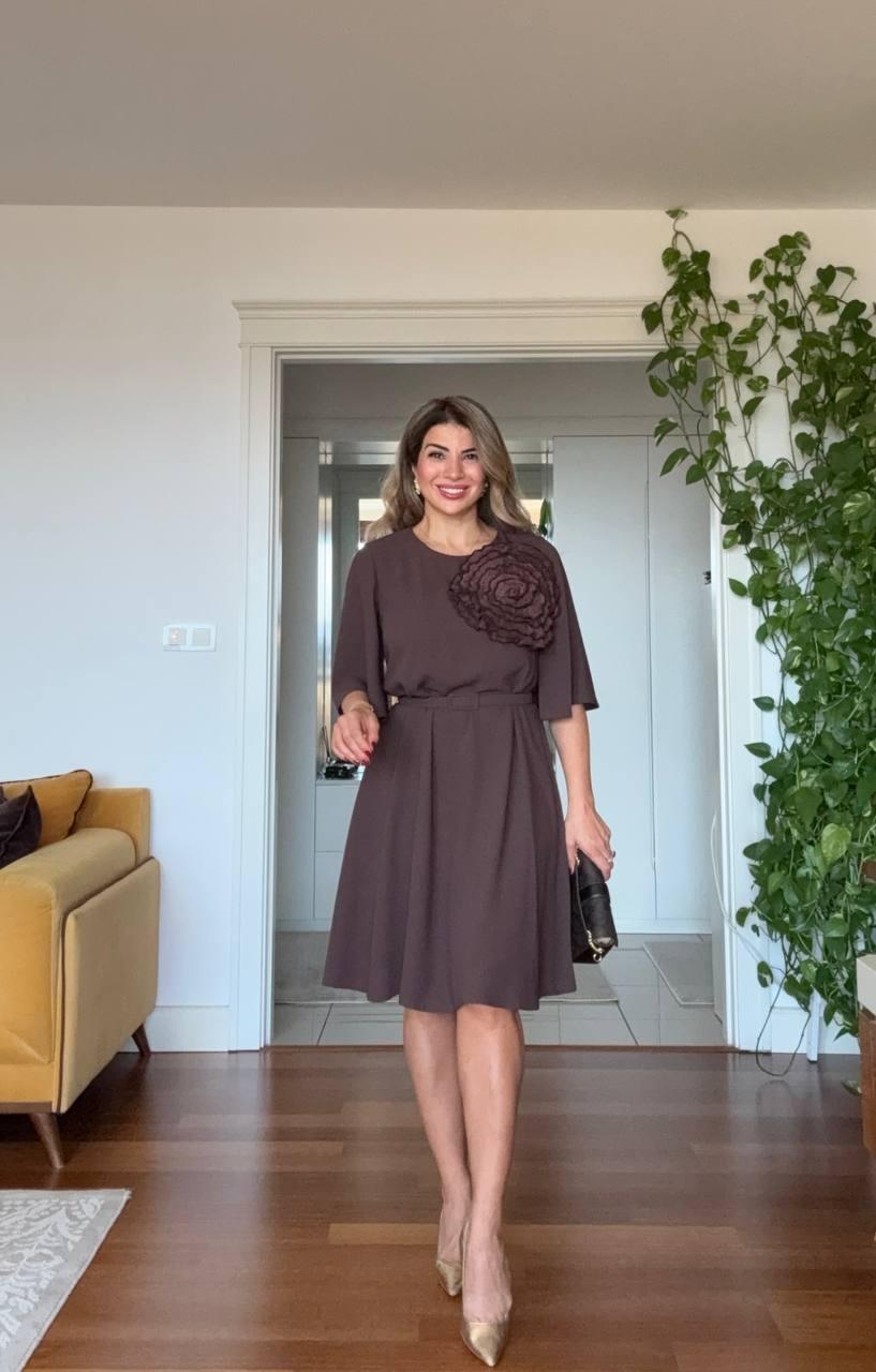 SHORT DRESS WITH LARGE FLORAL DETAIL – COCOA BROWN