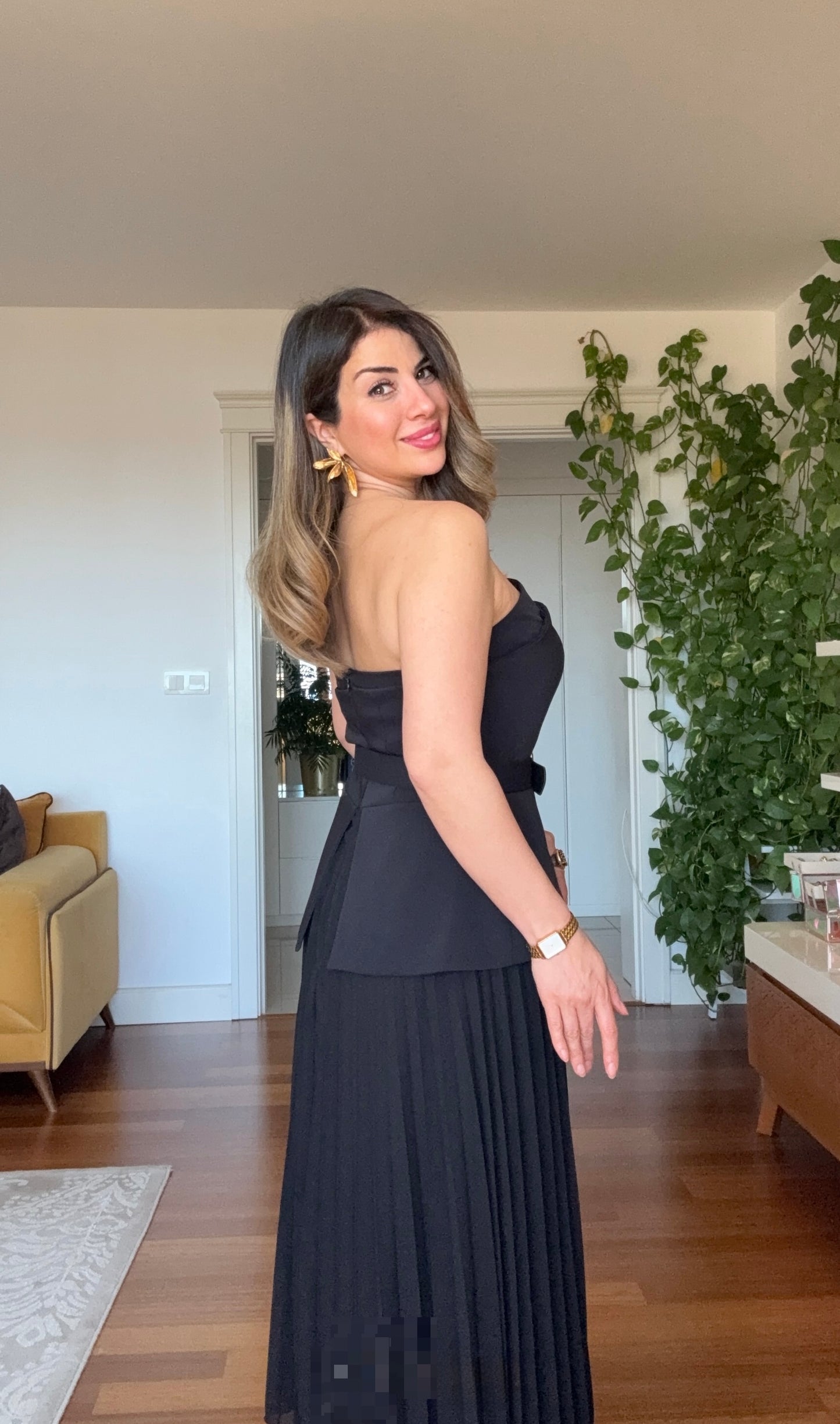 V-NECK BELTED PLEATED MAXI DRESS - BLACK