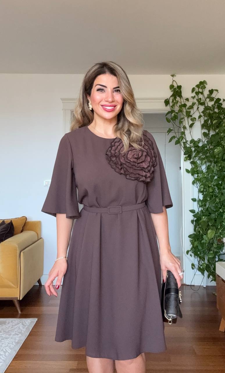 SHORT DRESS WITH LARGE FLORAL DETAIL – COCOA BROWN