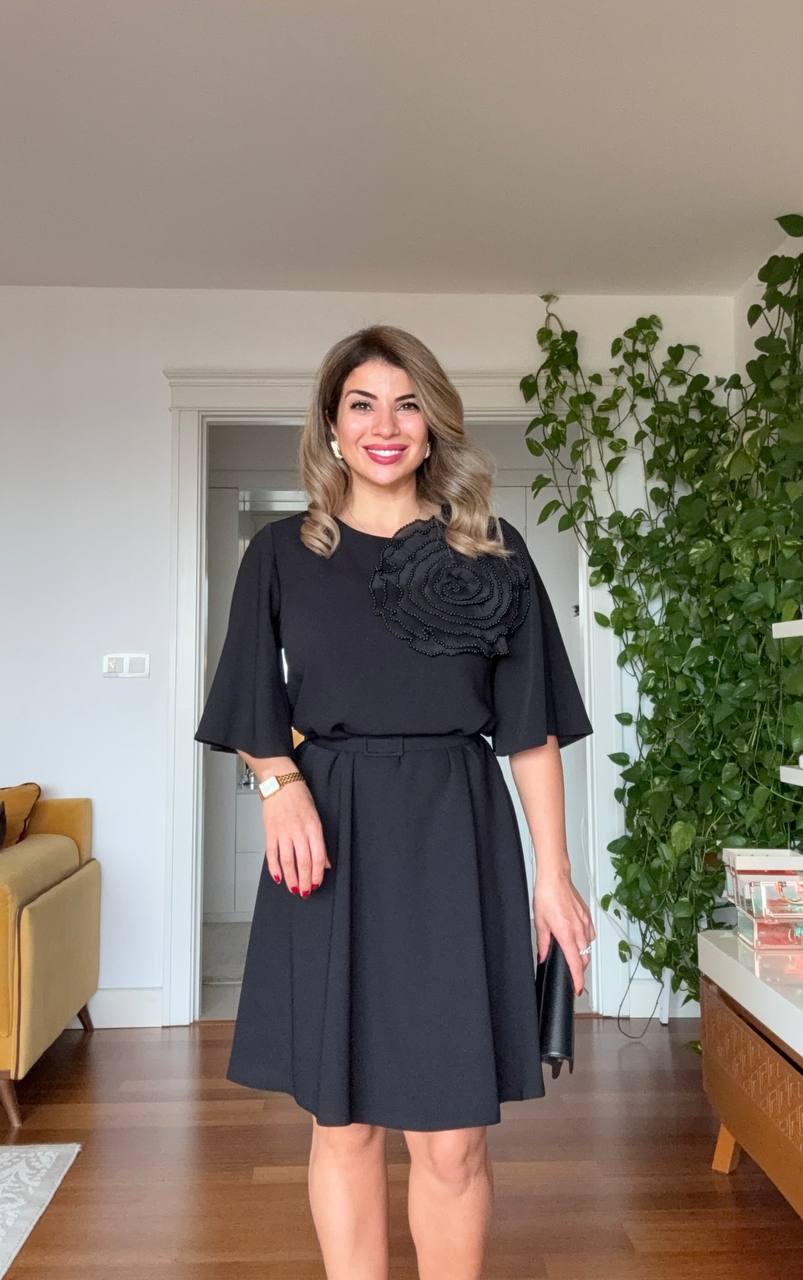 SHORT DRESS WITH LARGE FLORAL DETAIL – BLACK