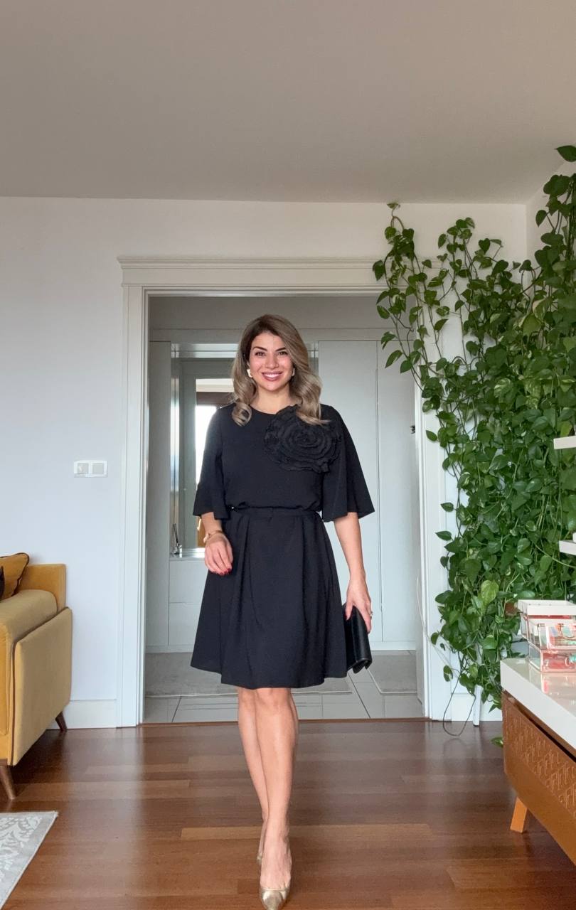 SHORT DRESS WITH LARGE FLORAL DETAIL – BLACK