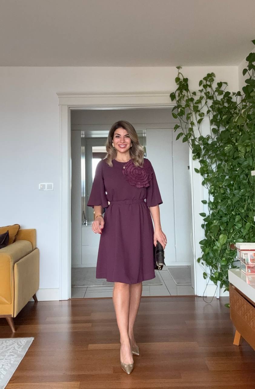 SHORT DRESS WITH LARGE FLORAL DETAIL – DEEP PLUM