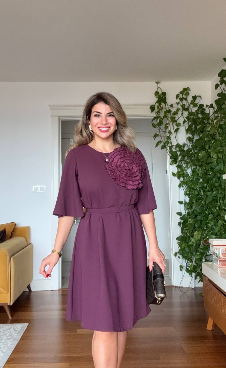 SHORT DRESS WITH LARGE FLORAL DETAIL – DEEP PLUM