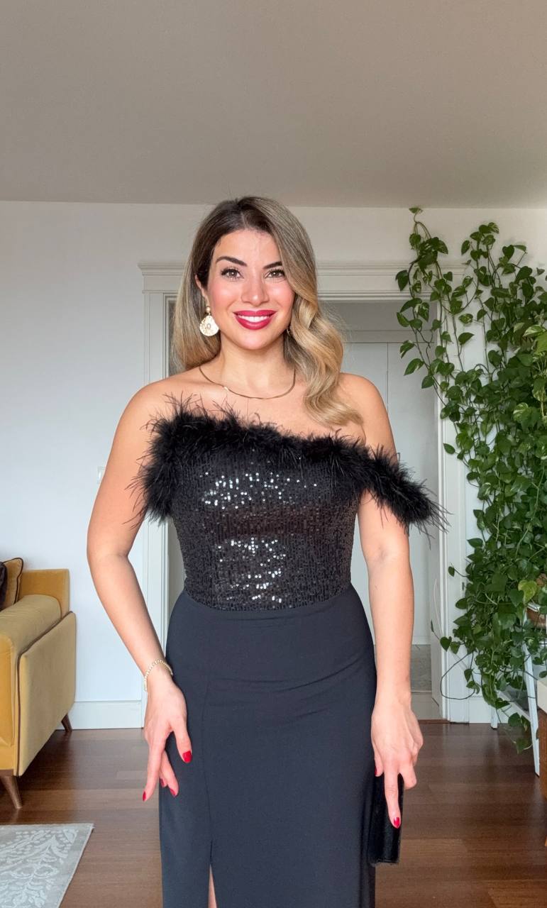 FEATHER-TRIMMED SEQUIN STRAPLESS EVENING DRESS WITH SLIT – BLACK