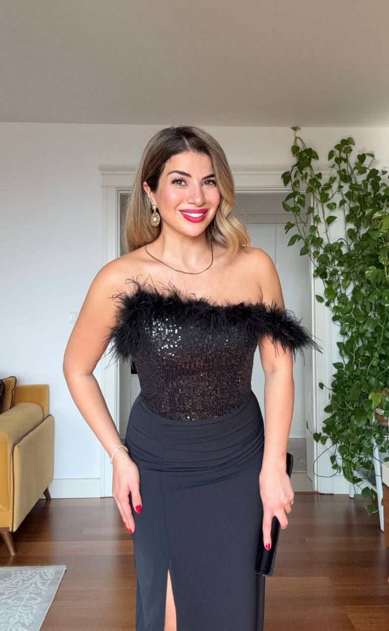 FEATHER-TRIMMED SEQUIN STRAPLESS EVENING DRESS WITH SLIT – BLACK