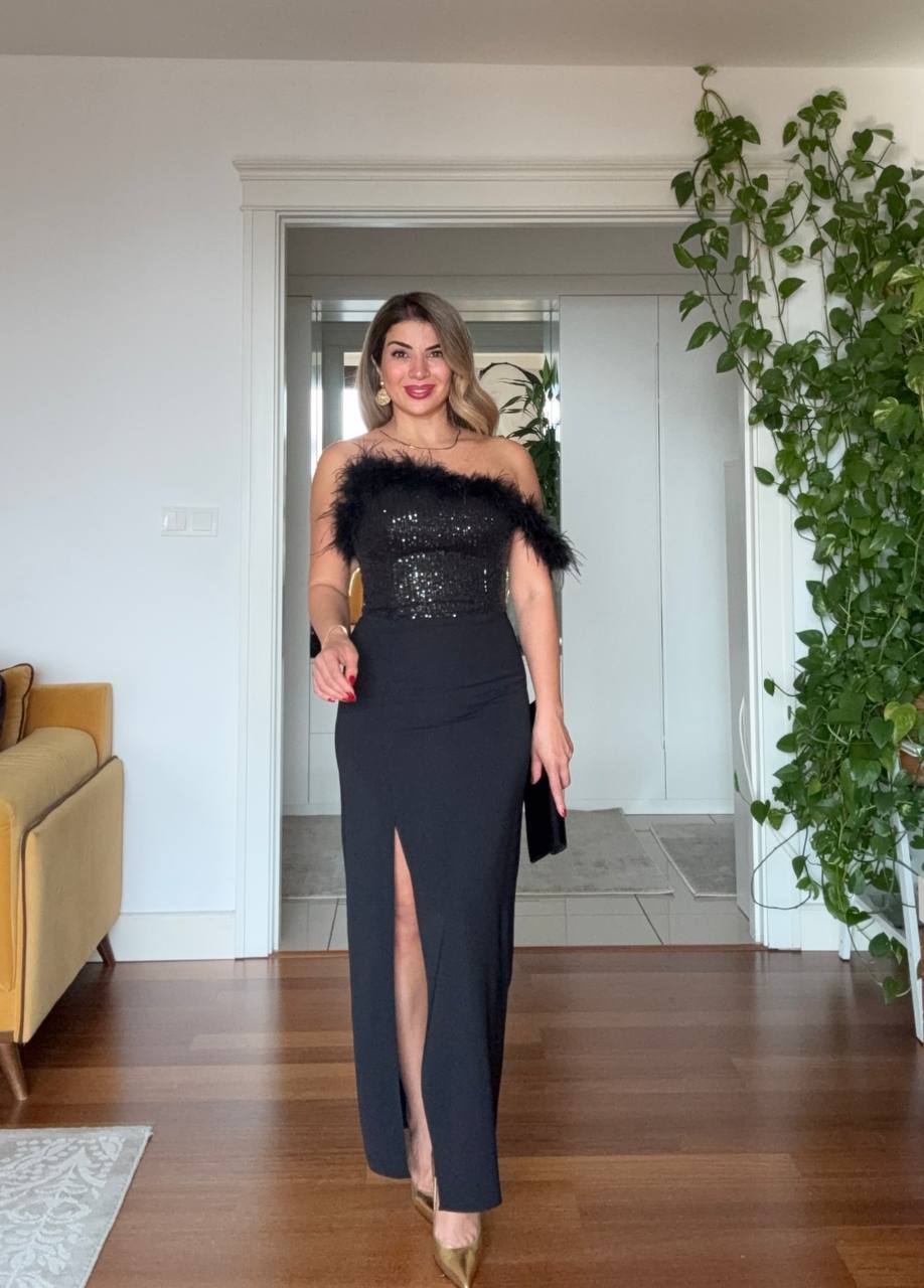 FEATHER-TRIMMED SEQUIN STRAPLESS EVENING DRESS WITH SLIT – BLACK