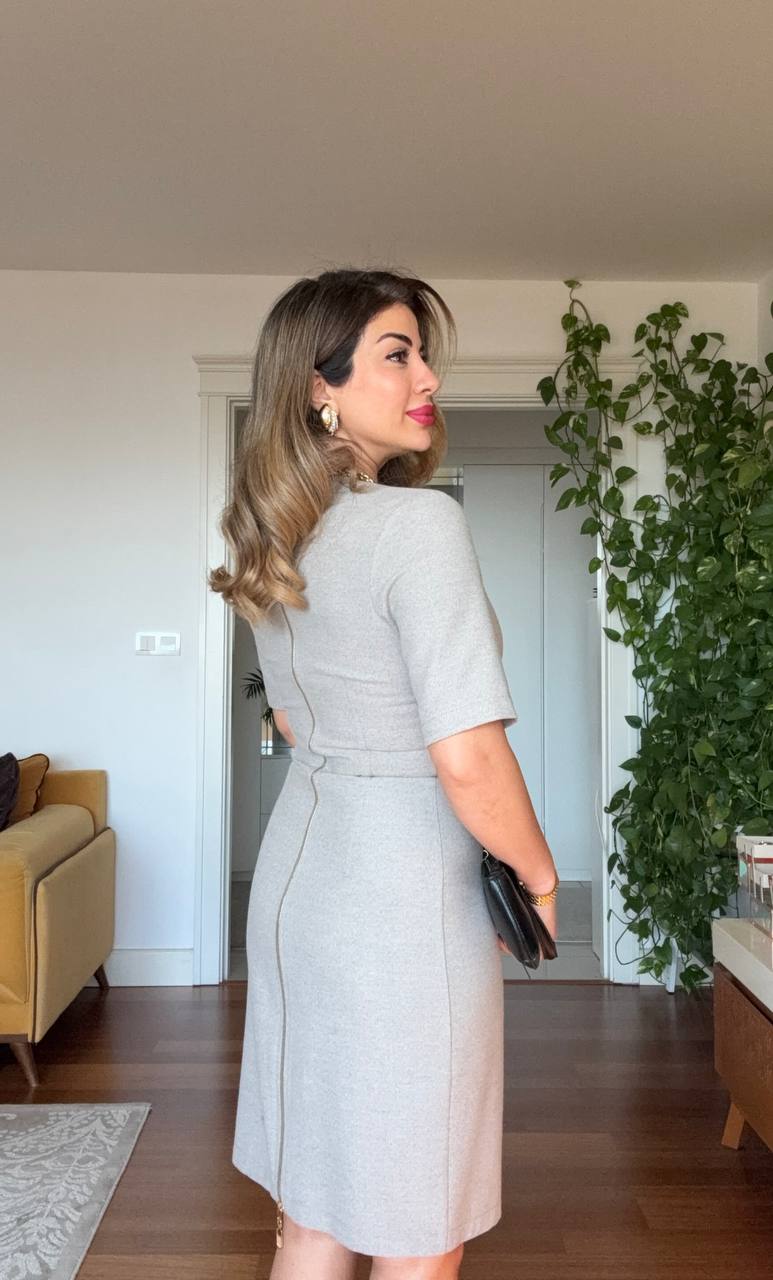 ELEGANT FITTED MIDI DRESS WITH GOLD DETAIL – BEIGE