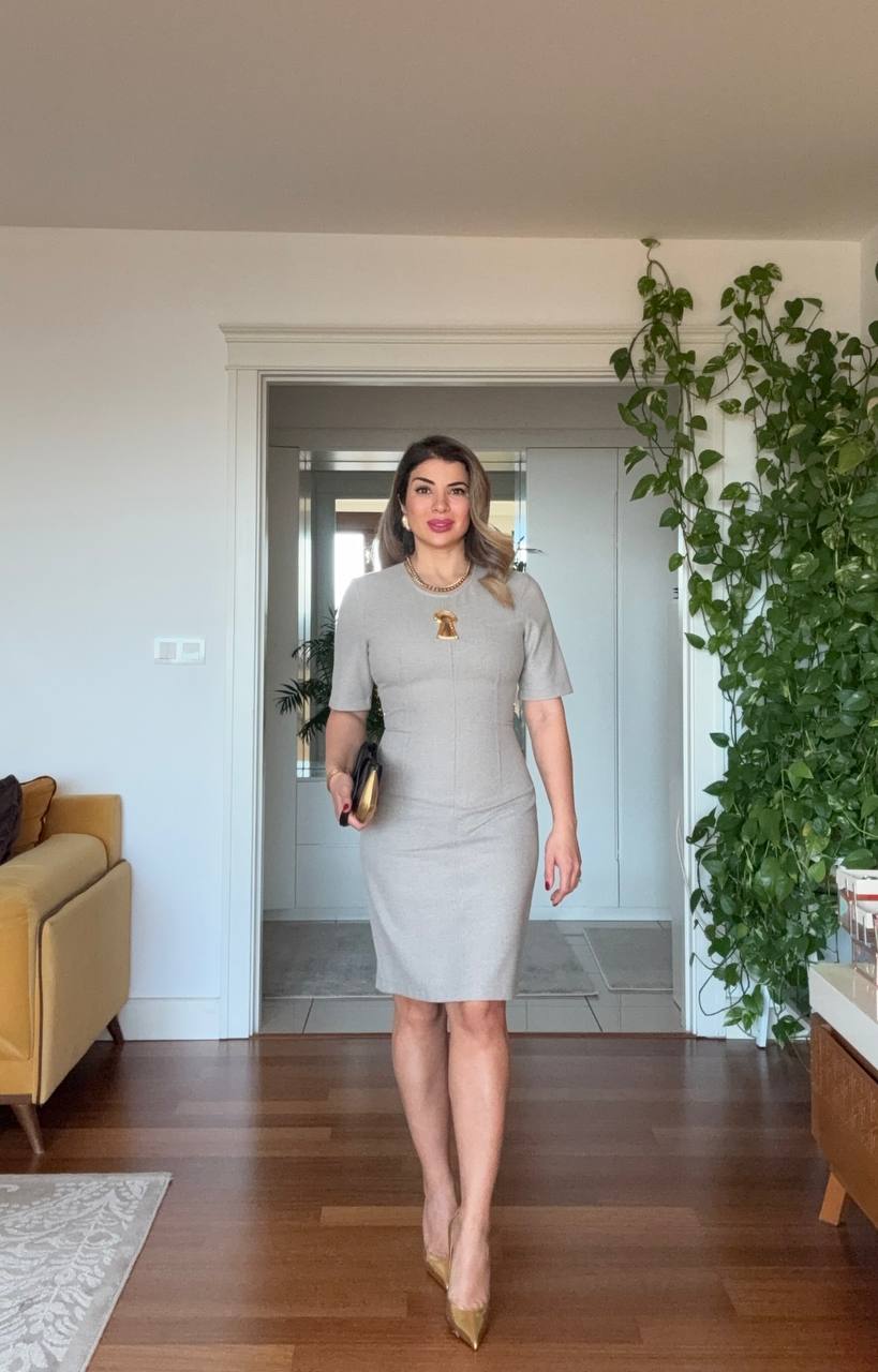 ELEGANT FITTED MIDI DRESS WITH GOLD DETAIL – BEIGE