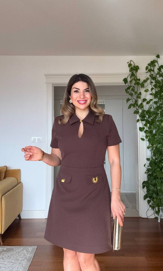 GOLD ACCESSORY DETAILED COLLAR CUT-OUT DRESS – BROWN