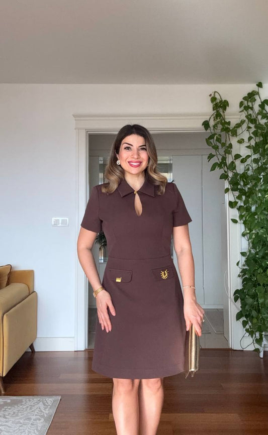 GOLD ACCESSORY DETAILED COLLAR CUT-OUT DRESS – BROWN