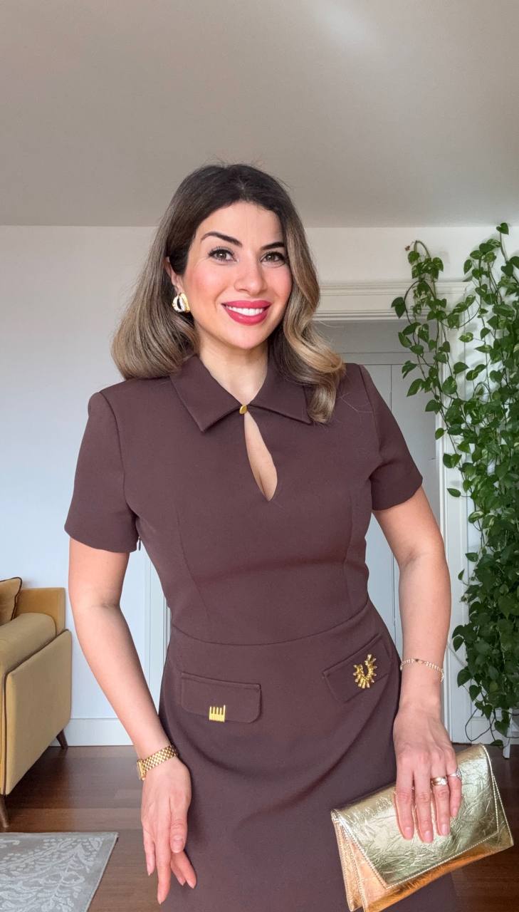 GOLD ACCESSORY DETAILED COLLAR CUT-OUT DRESS – BROWN