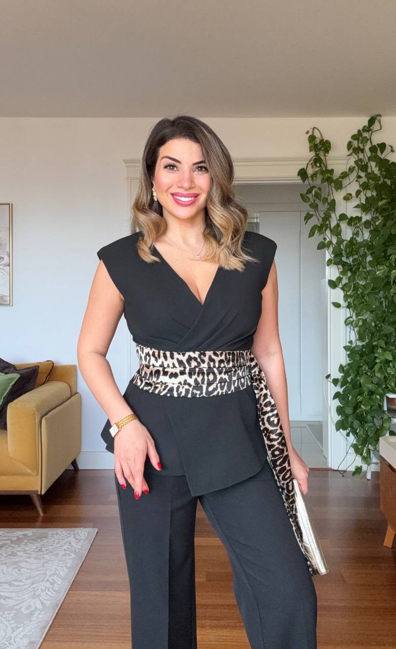 V-NECK DOUBLE-BREASTED JACKET SET WITH LEOPARD BELT DETAIL - BLACK