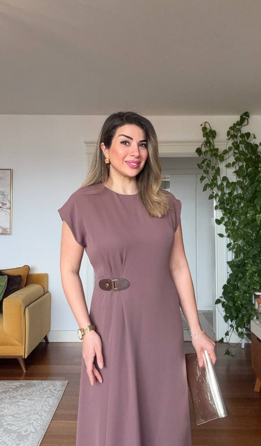 GOLD BUCKLE DETAIL WAIST ACCENT SHORT SLEEVE MIDI DRESS – BROWN