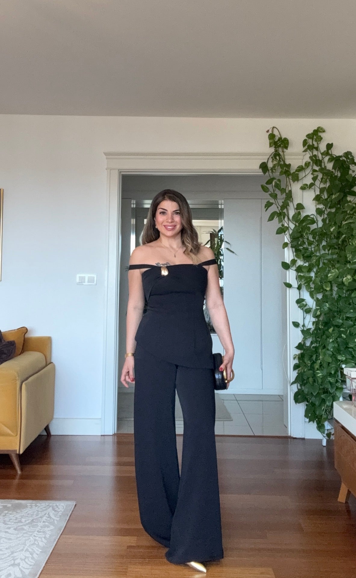 ONE-SHOULDER ASYMMETRIC CUT SET WITH GOLD BUCKLE ACCESSORY - BLACK