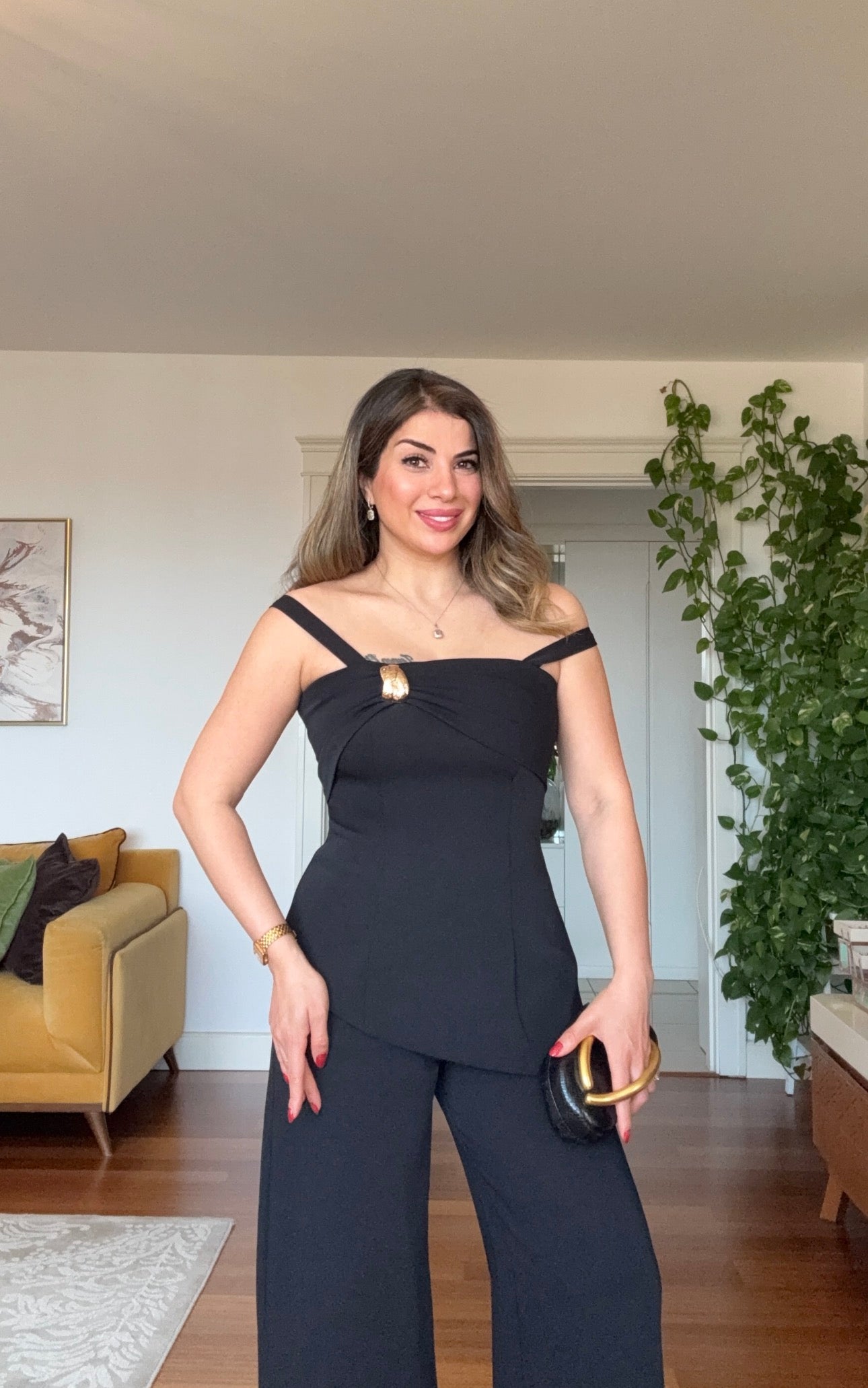 ONE-SHOULDER ASYMMETRIC CUT SET WITH GOLD BUCKLE ACCESSORY - BLACK