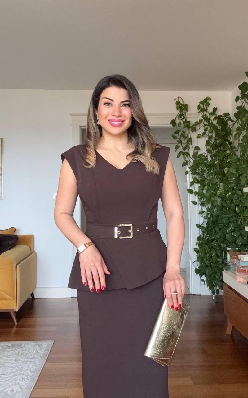PEPLUM DRESS WITH LARGE BUCKLE BELT DETAIL - BROWN