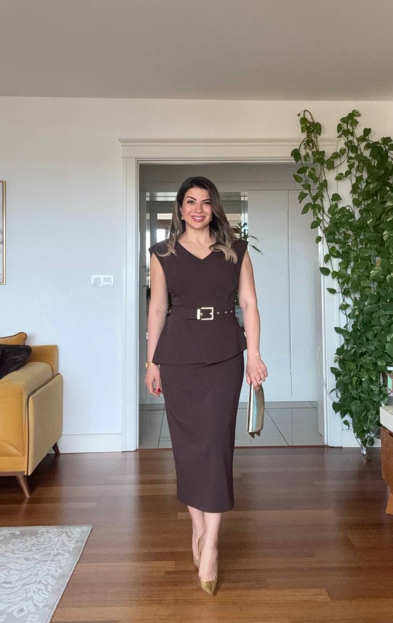 PEPLUM DRESS WITH LARGE BUCKLE BELT DETAIL - BROWN