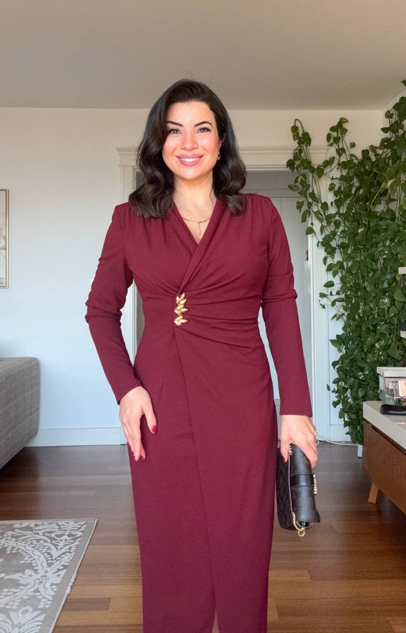 WRAP-STYLE V-NECK LONG-SLEEVE MIDI DRESS WITH DRAPING AND GOLD-TONE ACCENT - BURGUNDY