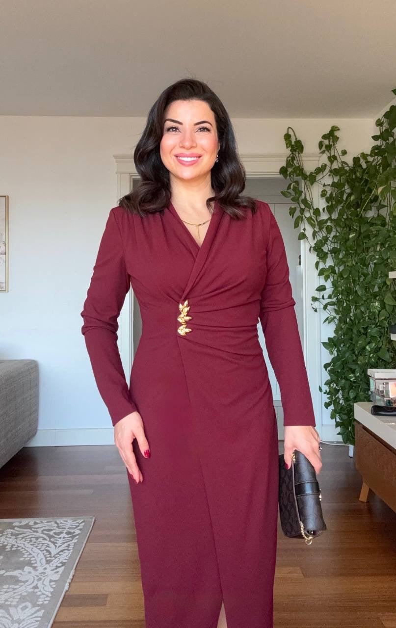WRAP-STYLE V-NECK LONG-SLEEVE MIDI DRESS WITH DRAPING AND GOLD-TONE ACCENT - BURGUNDY