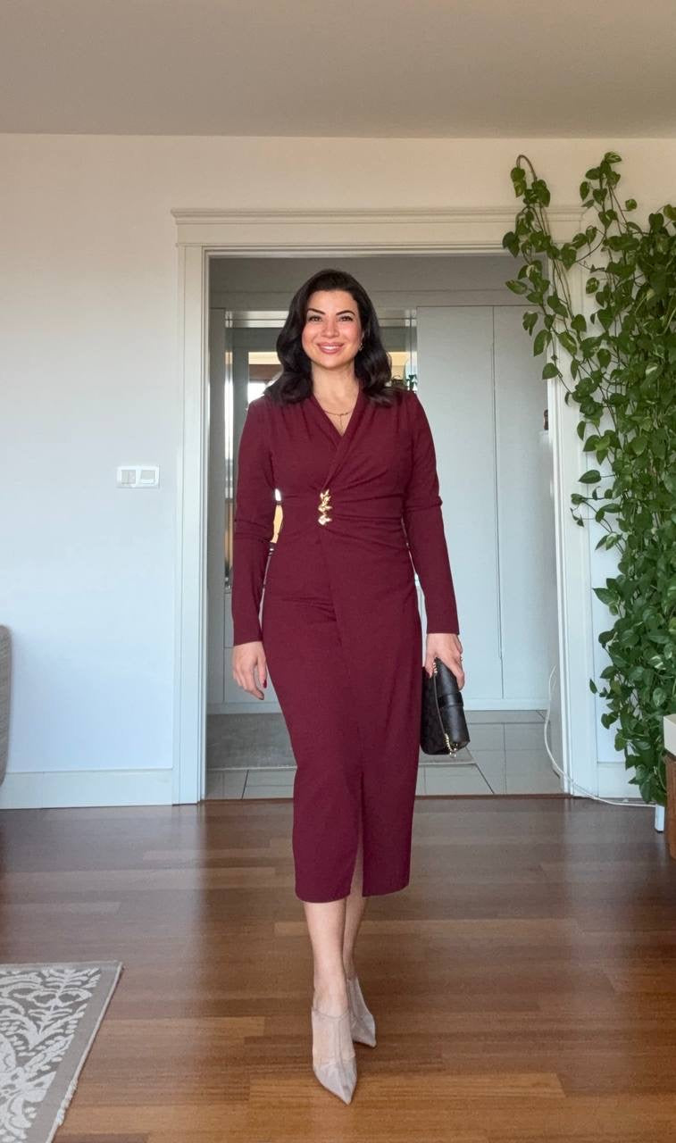 WRAP-STYLE V-NECK LONG-SLEEVE MIDI DRESS WITH DRAPING AND GOLD-TONE ACCENT - BURGUNDY