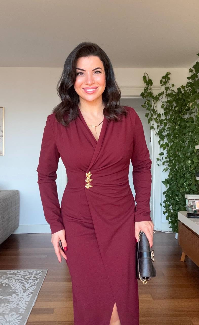 WRAP-STYLE V-NECK LONG-SLEEVE MIDI DRESS WITH DRAPING AND GOLD-TONE ACCENT - BURGUNDY