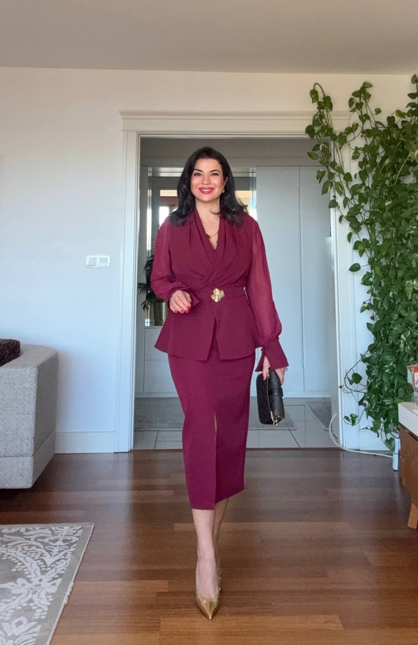 DRAPED CROSSOVER NECKLINE MIDI DRESS WITH GOLD-TONE BUCKLE DETAIL AND PEPLUM WAIST - BURGUNDY