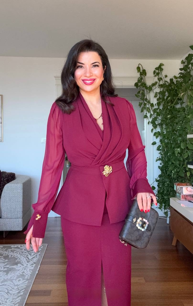 DRAPED CROSSOVER NECKLINE MIDI DRESS WITH GOLD-TONE BUCKLE DETAIL AND PEPLUM WAIST - BURGUNDY