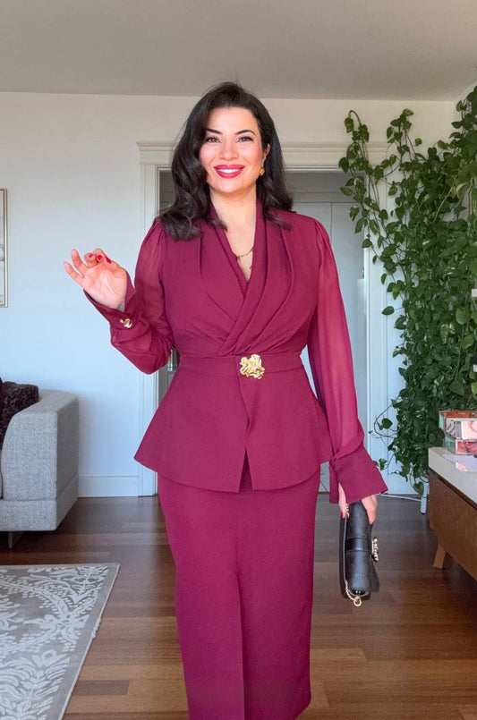 DRAPED CROSSOVER NECKLINE MIDI DRESS WITH GOLD-TONE BUCKLE DETAIL AND PEPLUM WAIST - BURGUNDY