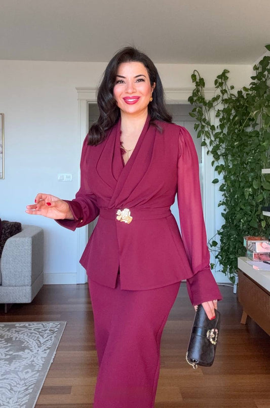 DRAPED CROSSOVER NECKLINE MIDI DRESS WITH GOLD-TONE BUCKLE DETAIL AND PEPLUM WAIST - BURGUNDY