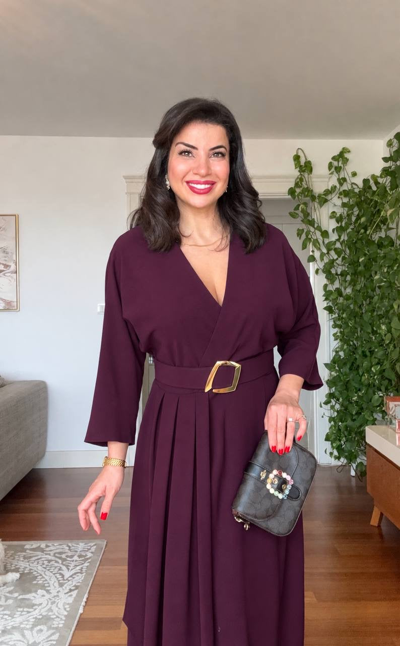 V-NECK BELTED DRESS WITH BUCKLE DETAIL AND ASYMMETRIC DRESS - BURGUNDY