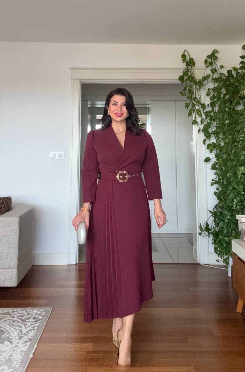 CROSSOVER V-NECK MIDI DRESS WITH PLEAT DETAIL AND BUCKLED BELT - BURGUNDY