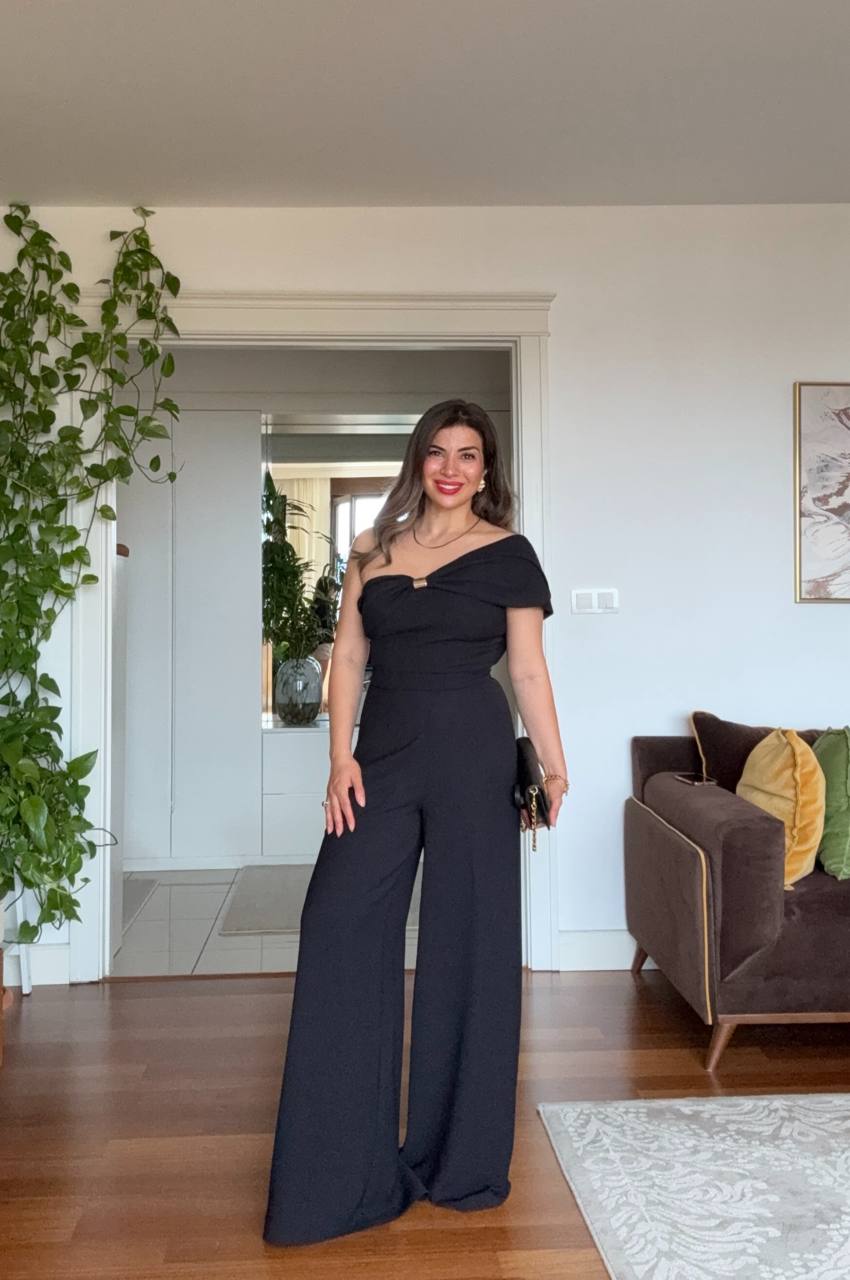 ASYMMETRICAL ONE-SHOULDER METAL DETAIL JUMPSUIT - BLACK