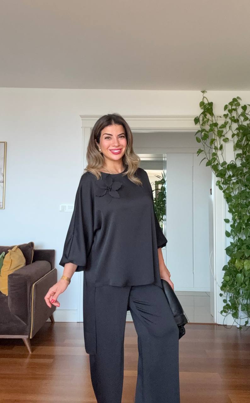 SATIN LOOK SET WITH FLORAL DETAIL - BLACK