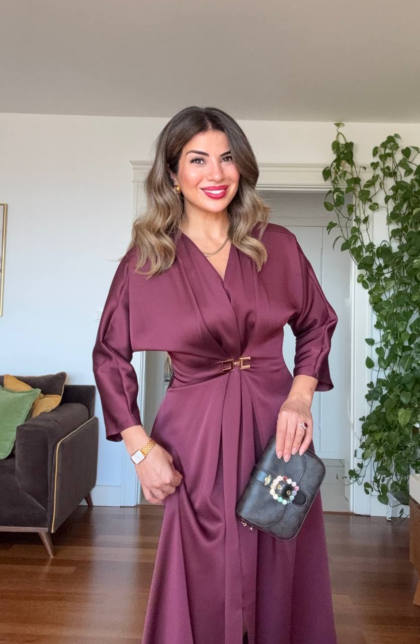 MIDI DRESS WITH GOLD BUCKLE DETAIL – BURGUNDY
